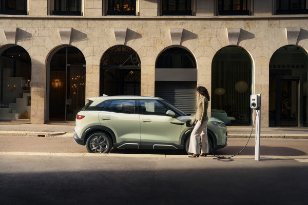 04、ATTO2_LHD_Green_Lifestyle_Side_City_Static_Charging_download_JPG 3000px.jpg