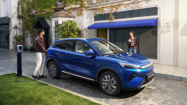 05、ATTO 3 EVO 2026_LHD_Side_City_Static_Charging_download_JPG_4096px_RGB.jpg