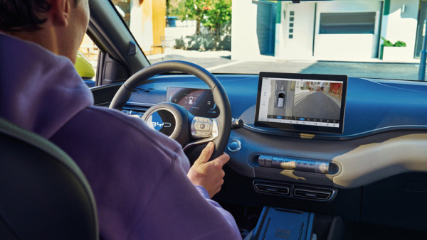 Ein Mann sitz am Steuer eines BYD Surf, man sieht das Cockpit von innen