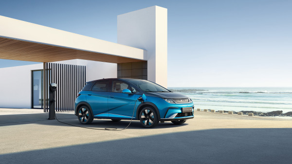 03、DOLPHIN_LHD_Launch KV_City_Static_Blue_Right Front 65°_Charging_download_JPG 2500px.jpg
