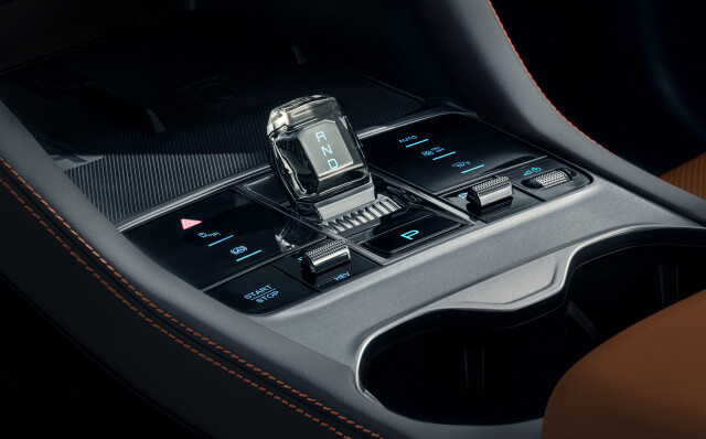 1SEAL_U_DM-i_LHD_Interior_Black_Brown_Treadmill_style_central_armrest_download_JPG_5000px.jpg