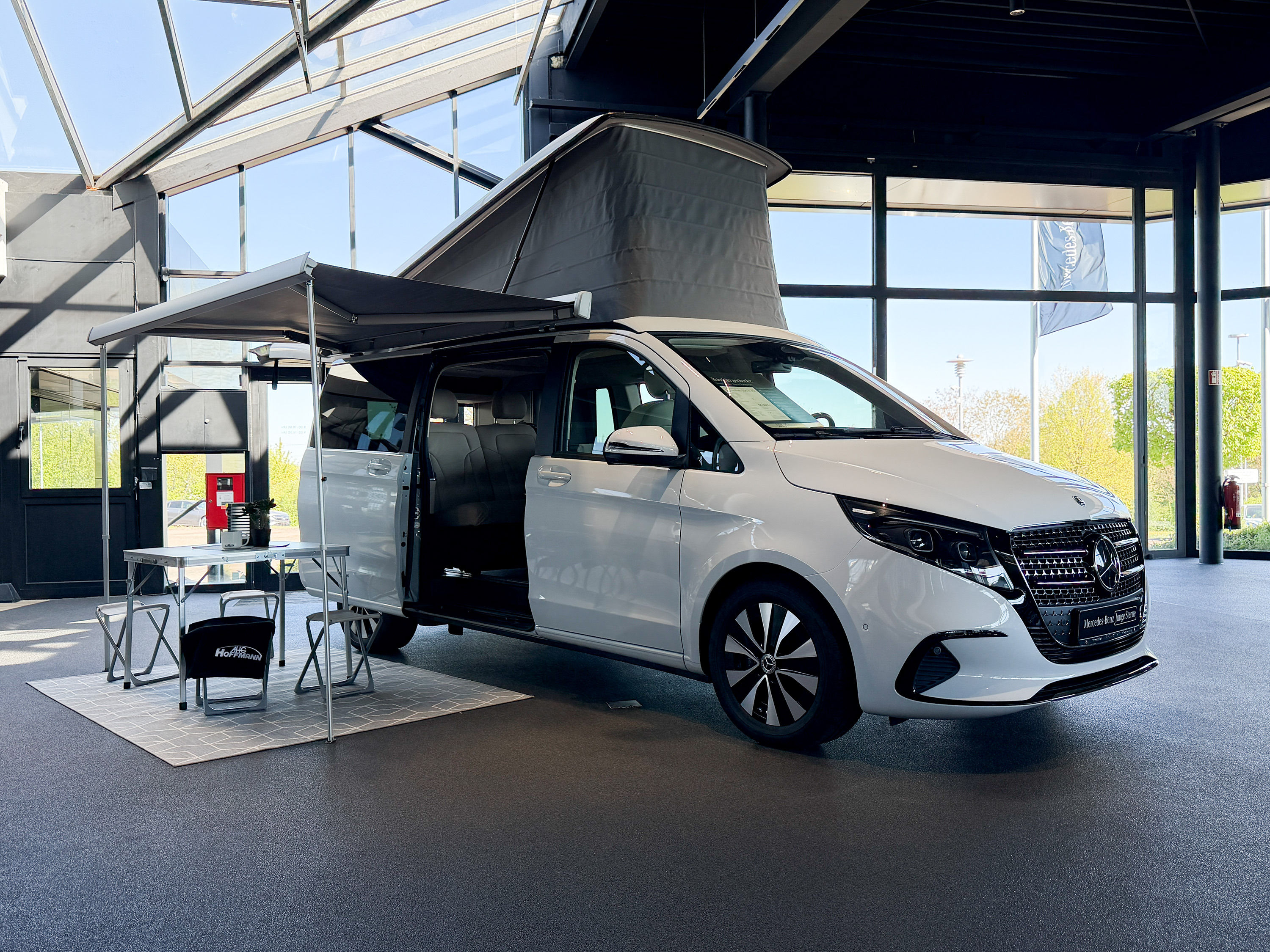 Weißer Mercedes Marco Polo steht mit ausgezogener Markise in Showroom