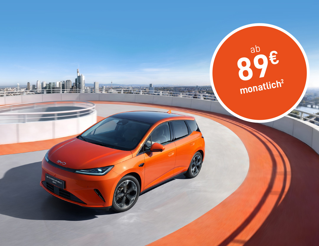 BYD DOLPHIN G DM-i (HYBRID) in Orange fährt auf ein Parkdeck, eine Angebotsbutton in Orange ist oben rechts